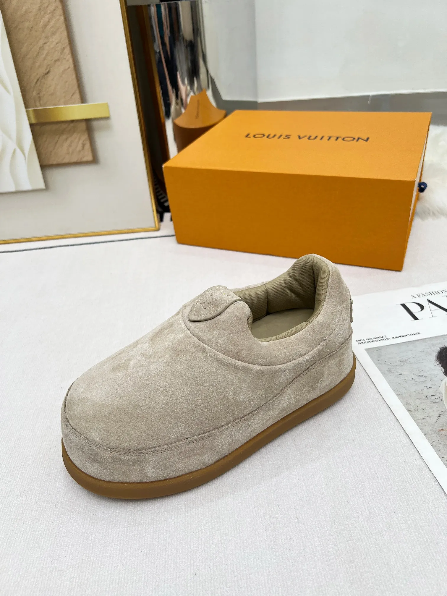 👟👟Ex-factory price 660👟👟 louis vuitton (Louis Vuitton/lv)🔍Autumn and winter~Ugly little chubby, new shoe style YETI🔥🔥🔥🔥 Super street-style bread shoes are here! ! ! Chubby is so cute~💞 What a great tool for showing off slim legs! The inner height is increased by 5 cm, the legs are longer and thinner, and the beef tendon bottom is super comfortable, suitable for couples 💞💞💞💞 Fabric: imported high mercerized ox velvet embossed craftsmanship Number of yards: 35-45 yards (46🉑custom-made, non-returnable)